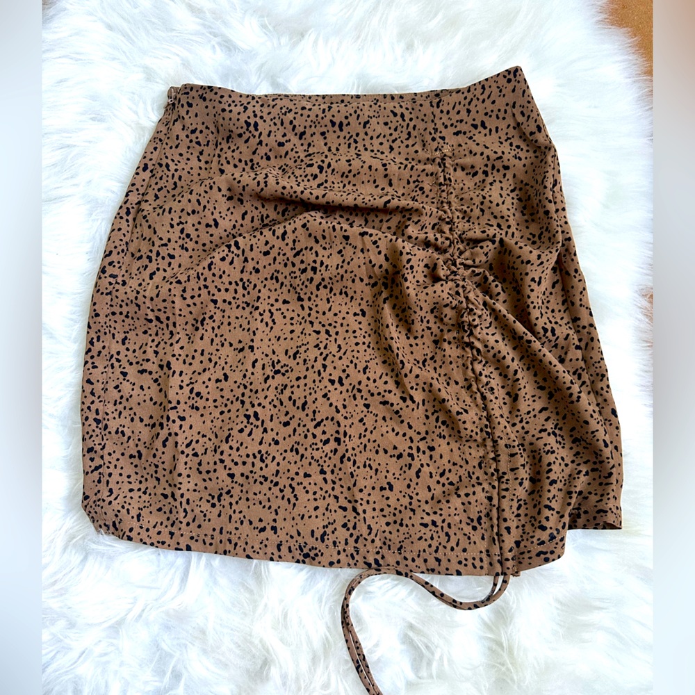 Cute short brown and black skirt with side cinch detail. Great for fall!
